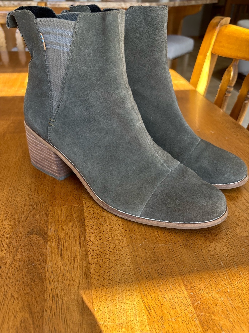 Women's Toms Suede Chelsea Ankle Boots in Olive Green Size 11